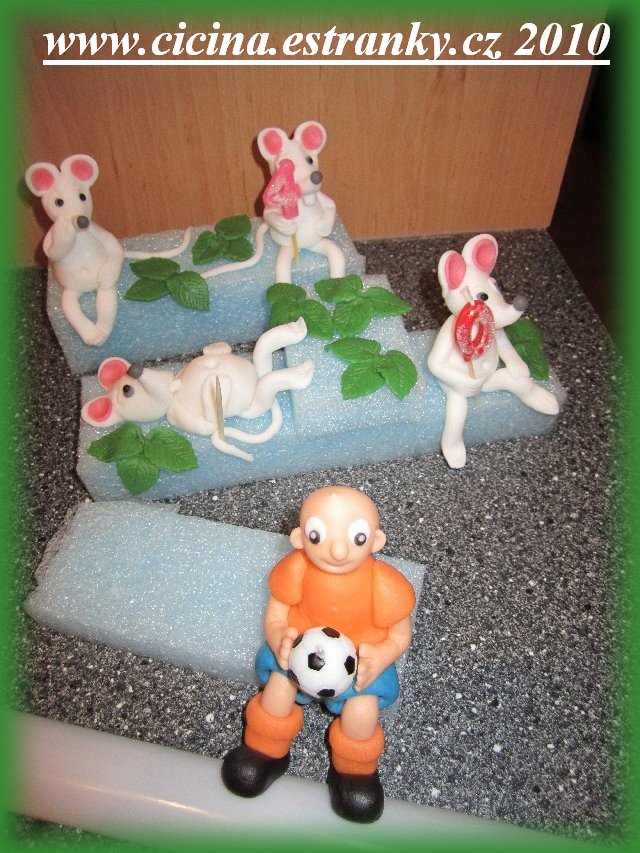 pařez, myšky a fotbalista-čekání na dorty.jpg