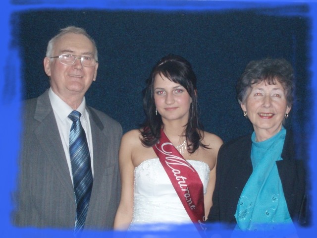 maturantka s babi a dědou K. ( 2008 ).jpg